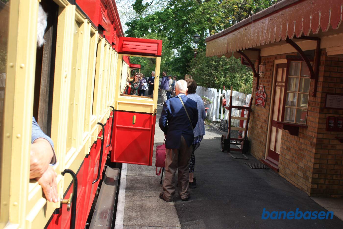 De rejsende stiger ud og ind i toget