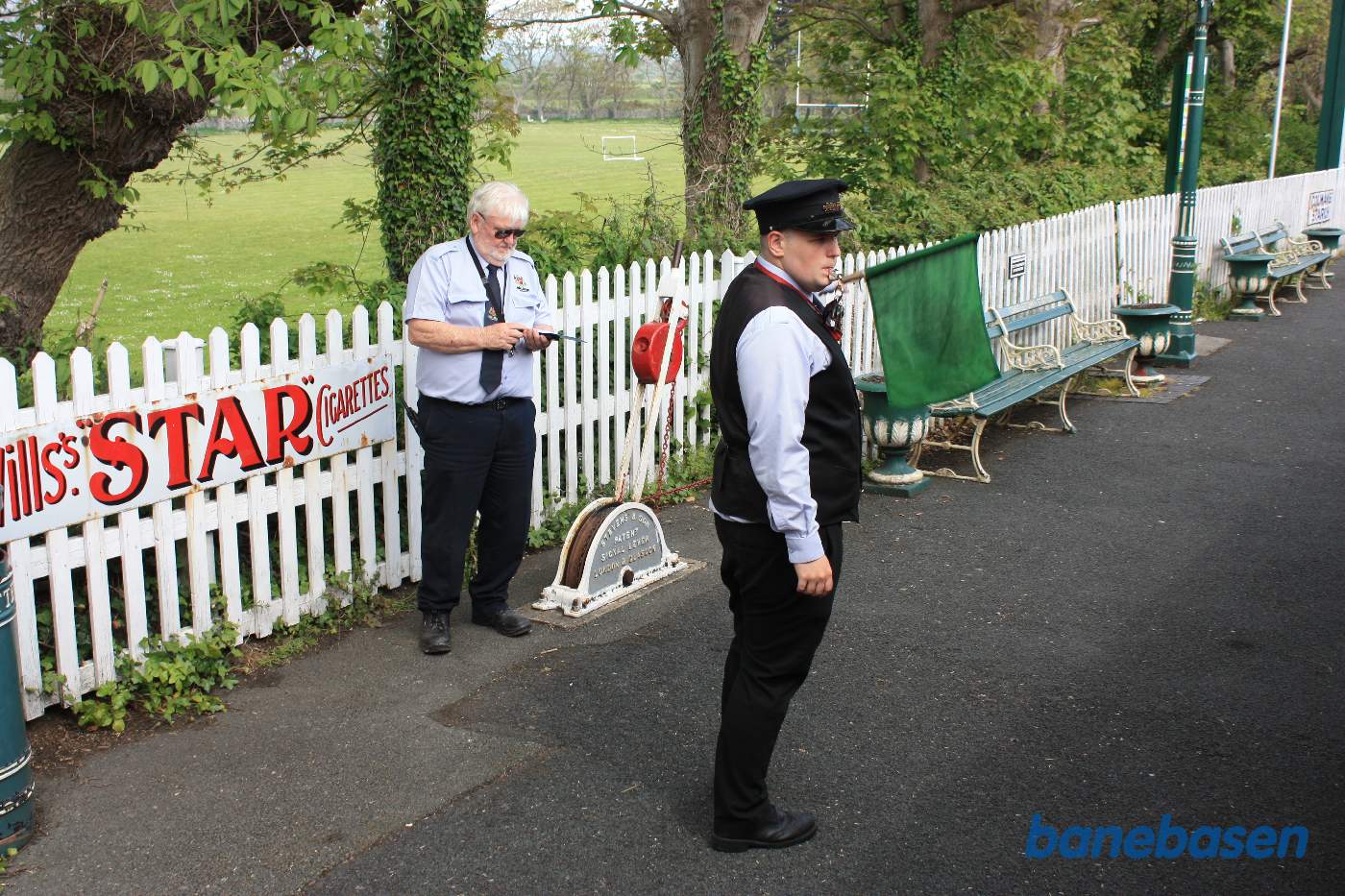 Stationspersonalet på perronen, afgang for vores tog