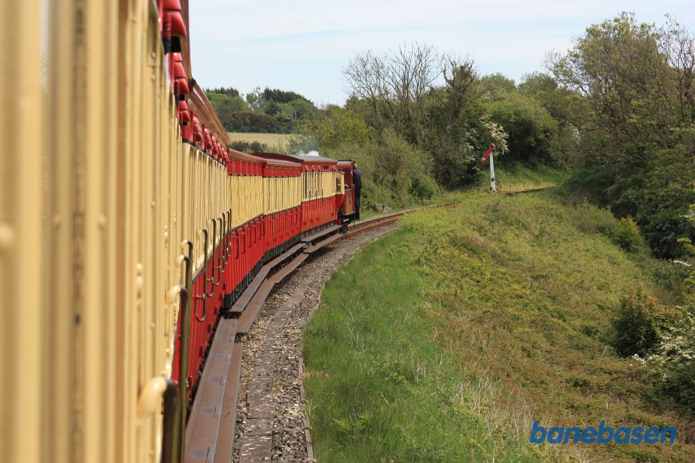 Persontoget kører ude på strækningen i retning mod Douglas