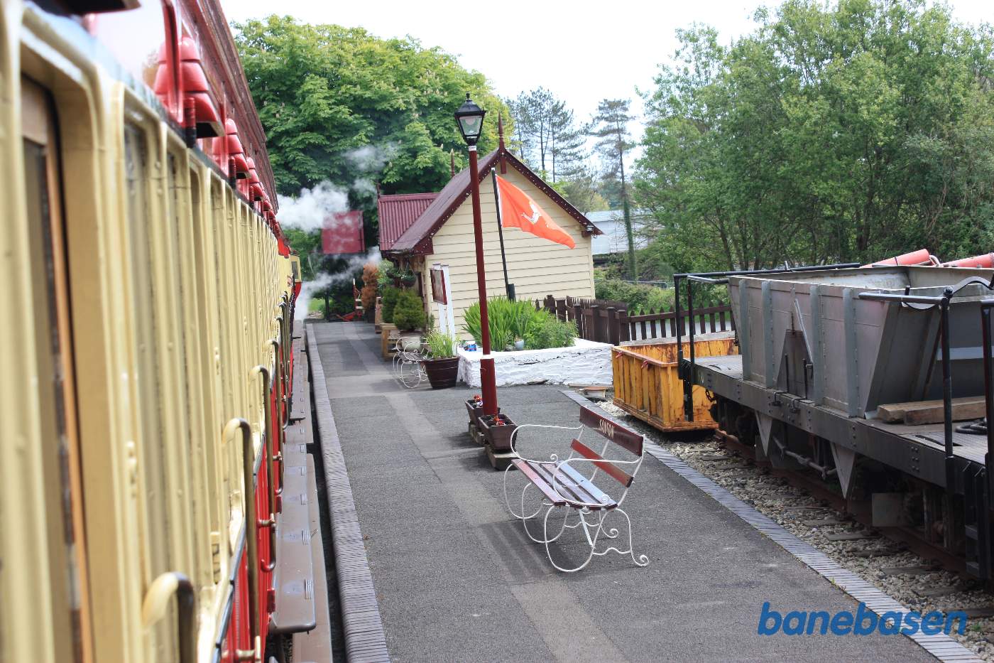 Stationsbygningen til højre
