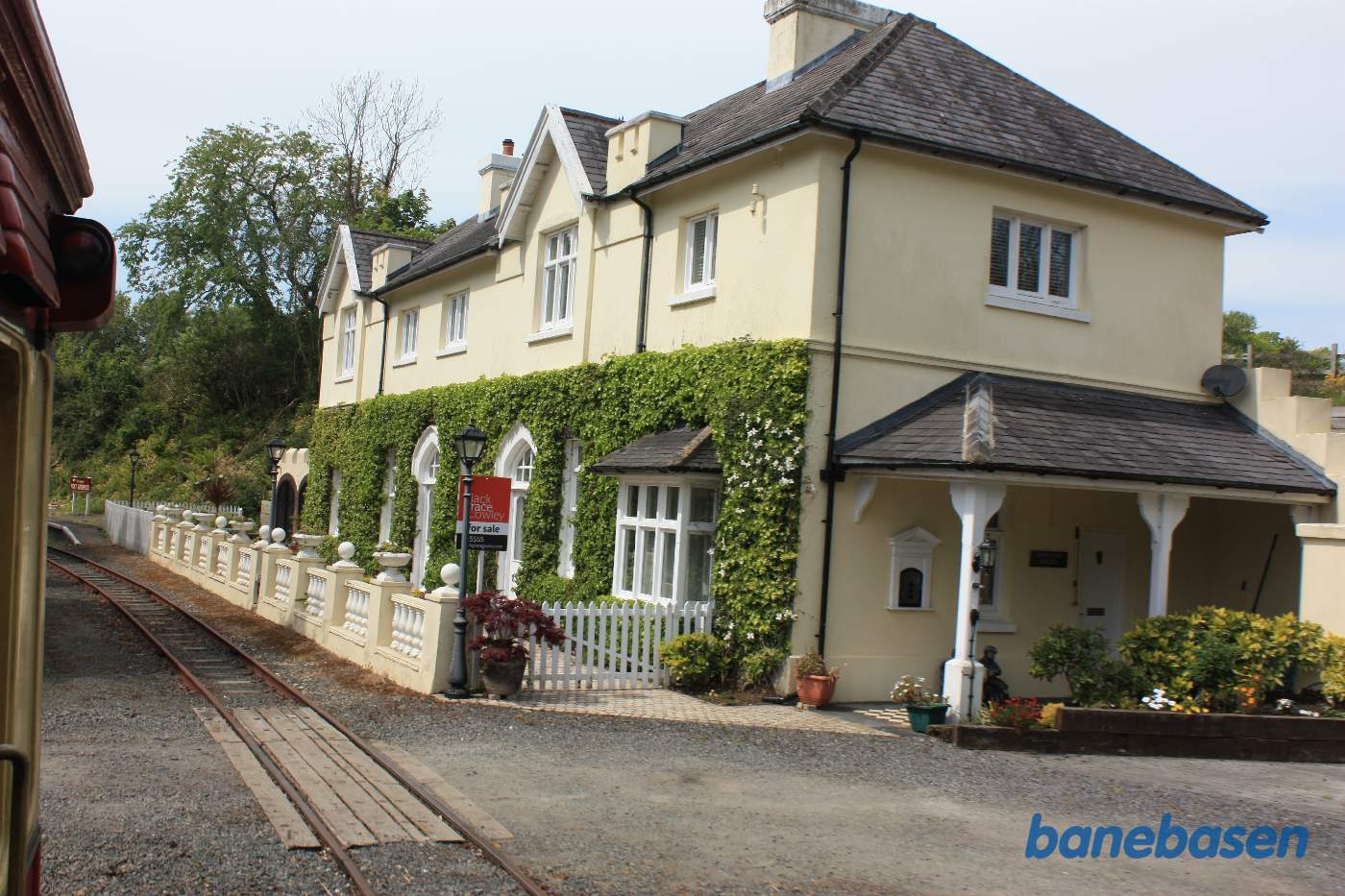 Stationsbygningen på den anden perron, set fra vejen