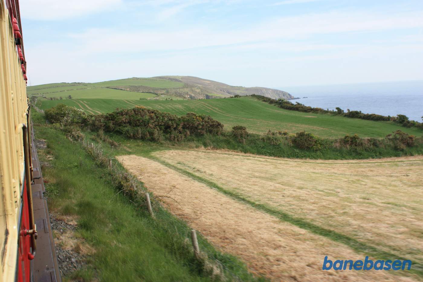 Havet og kysten set fra toget lige efter Port Soderick