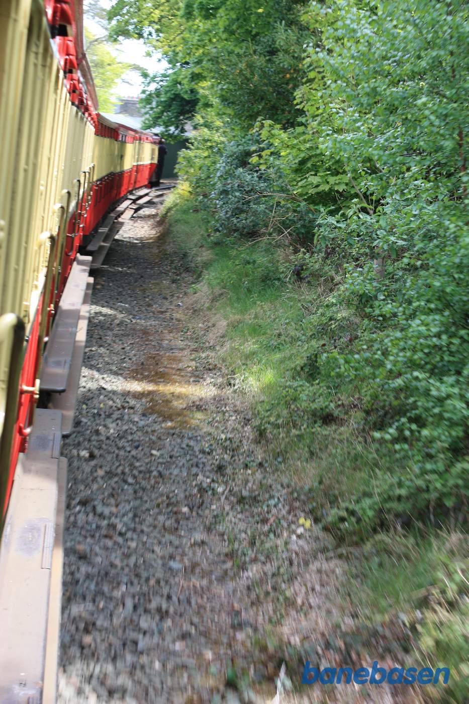 Persontoget kører igennem en skov lige før Douglas