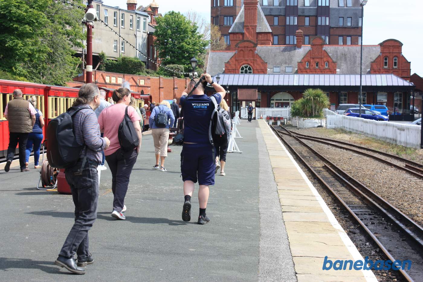 Persontoget er ankommet til endestationen og alle gæsterne stiger ud