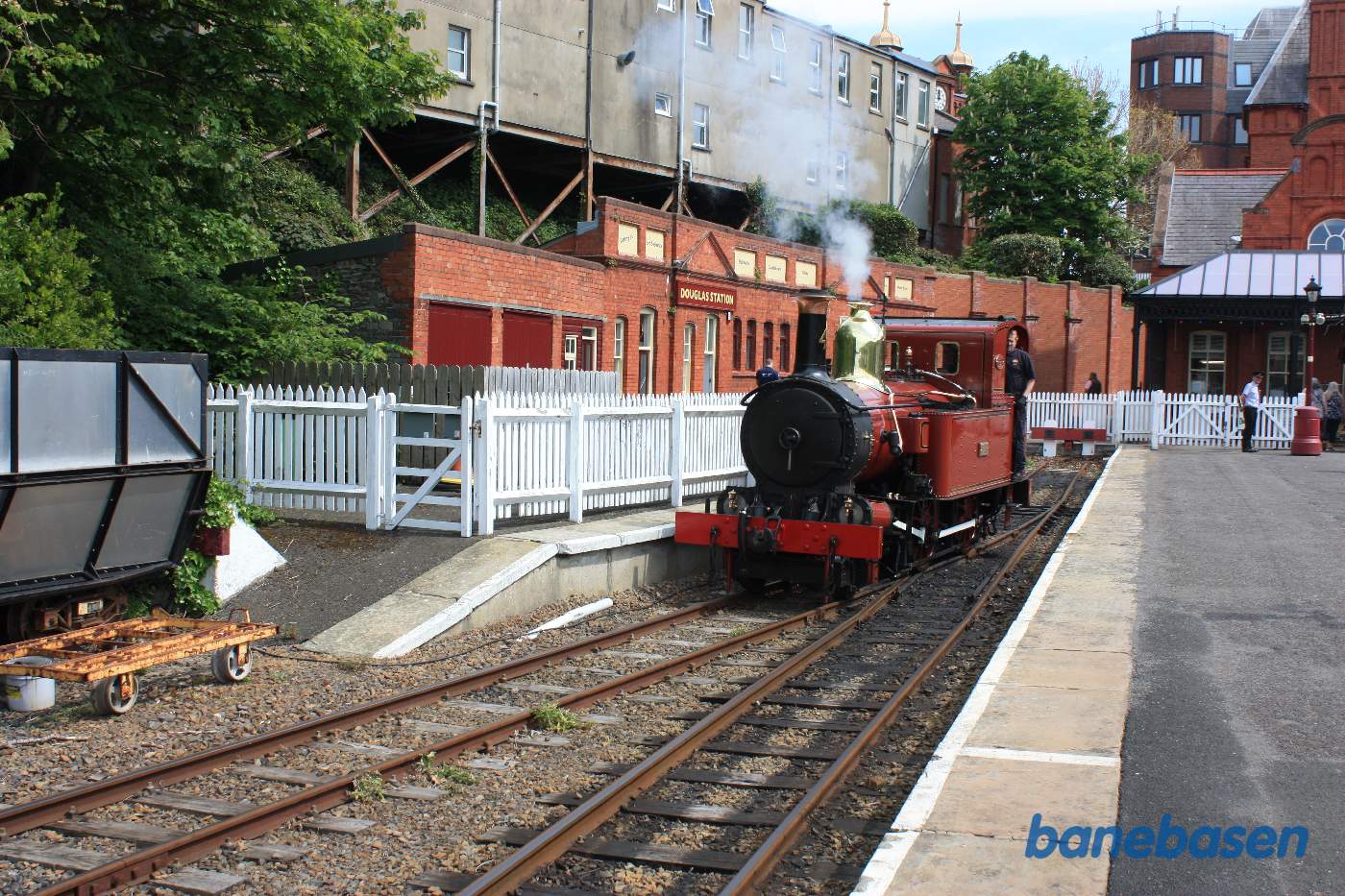 Damplokomotivet rangeres fra toget og over på depotet