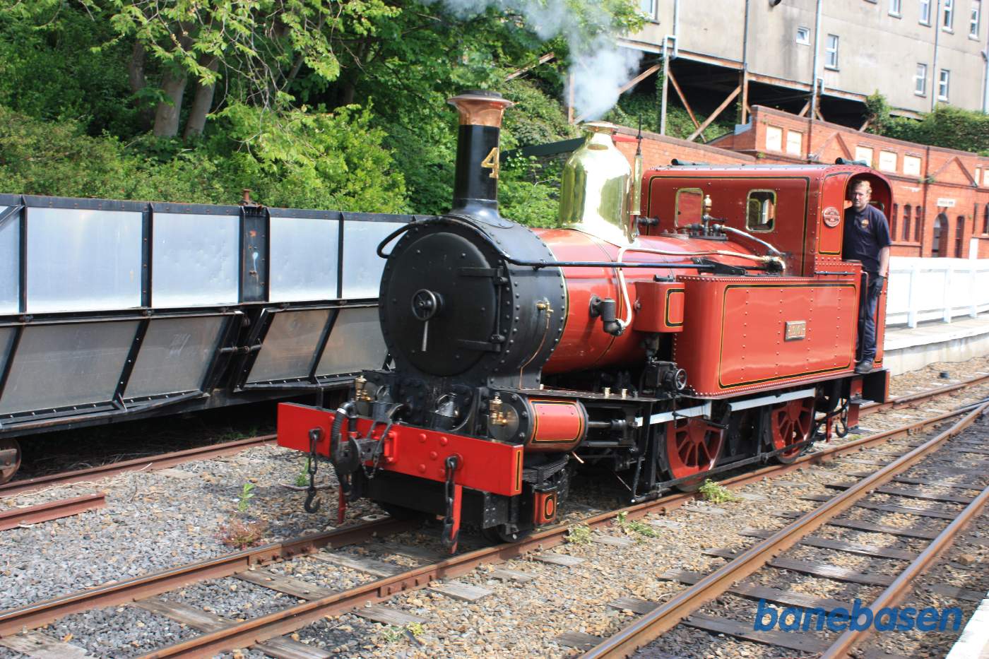 Damplokomotivet rangeres fra toget og over på depotet