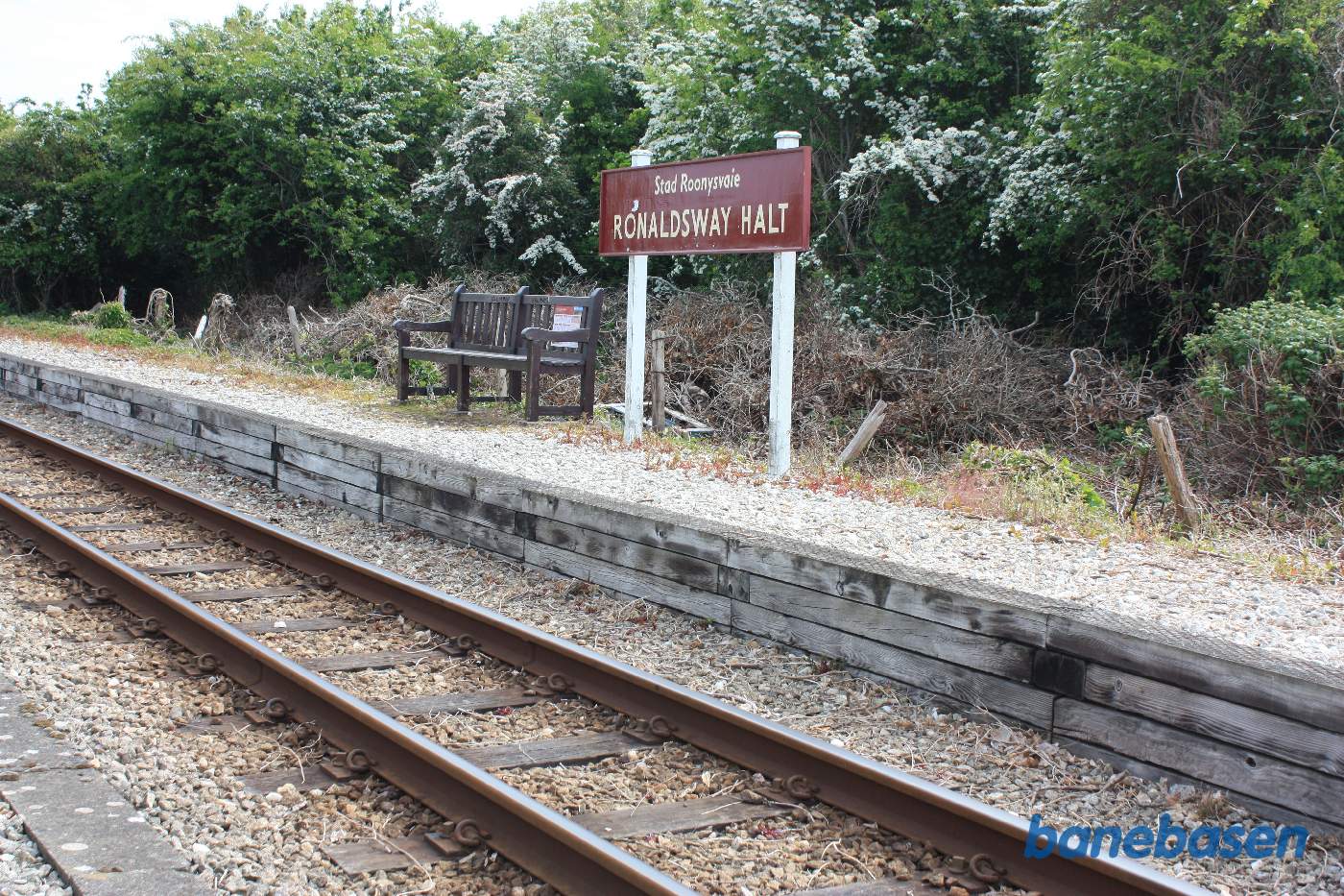 Nærbillede af stationsskiltet