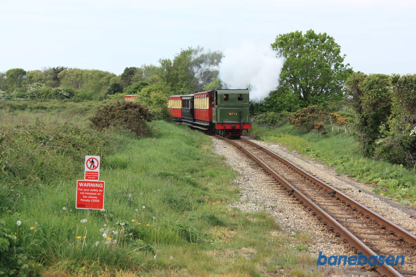 Persontog i retning mod Douglas nærmer sig trinbrættet