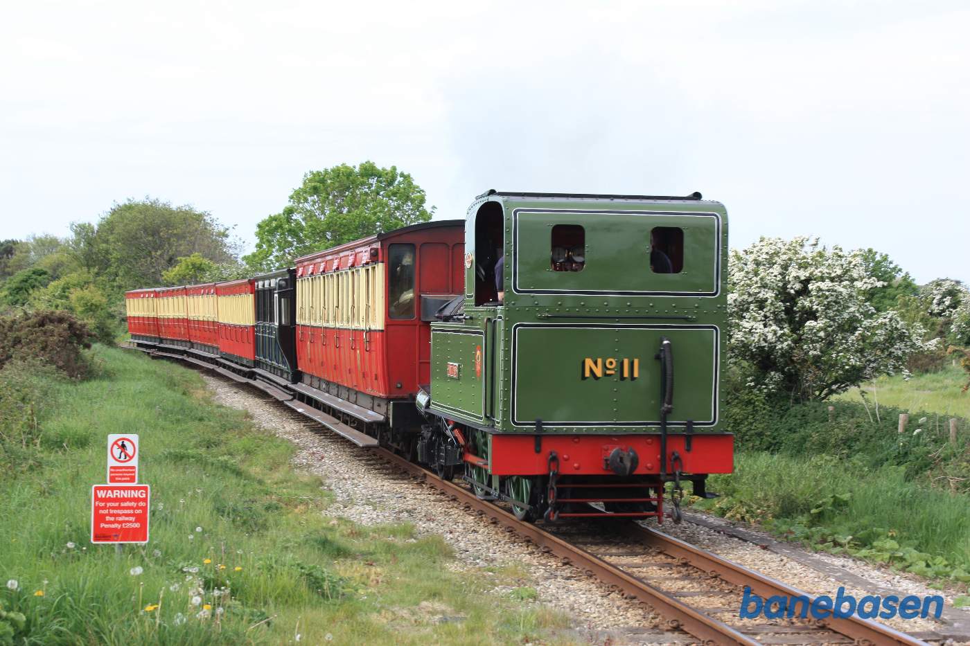 Persontog i retning mod Douglas nærmer sig trinbrættet