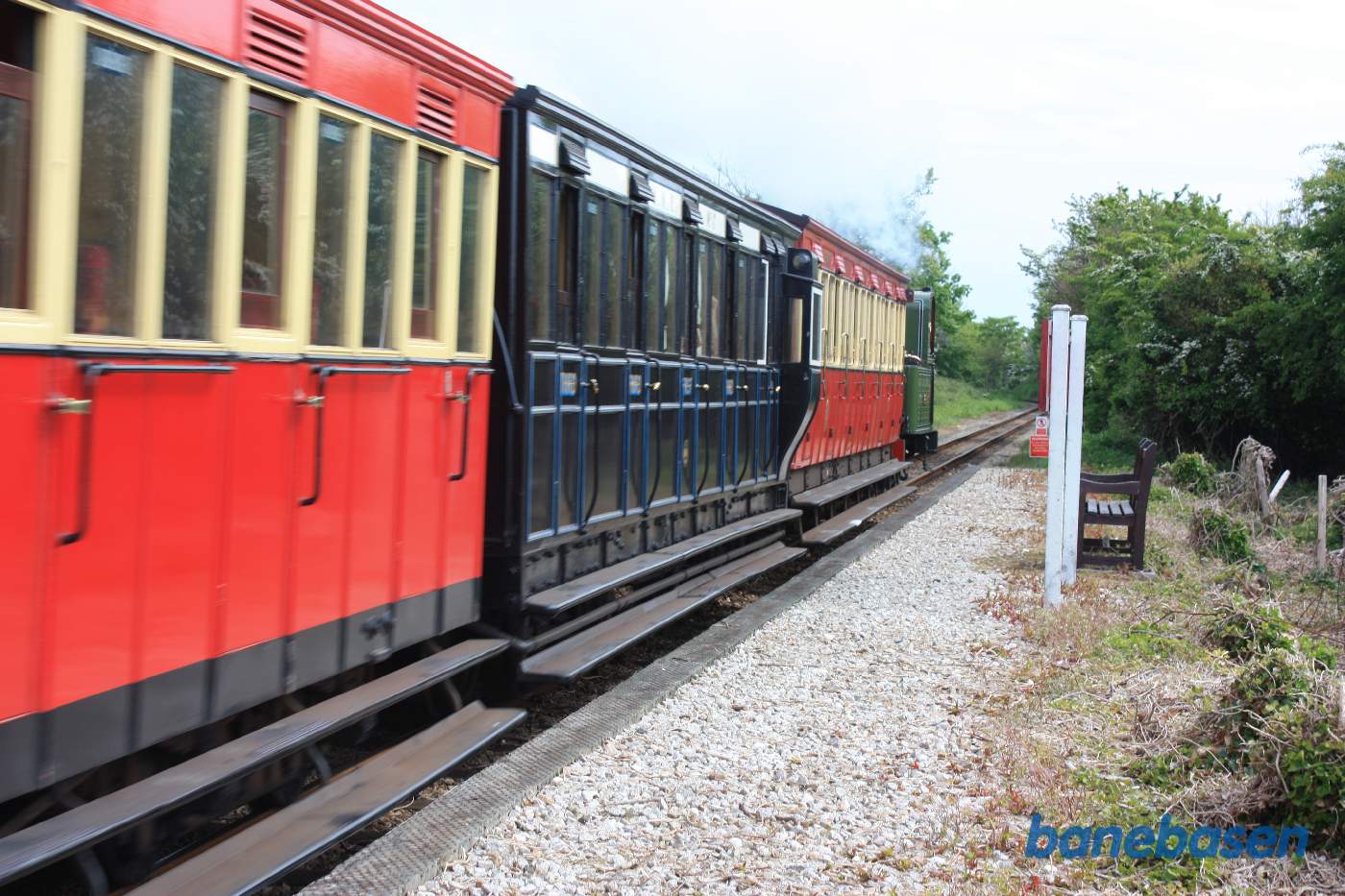 Persontoget suser forbi trinbrættet i retning mod Douglas