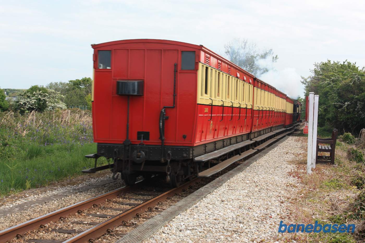 Persontoget suser forbi trinbrættet i retning mod Douglas