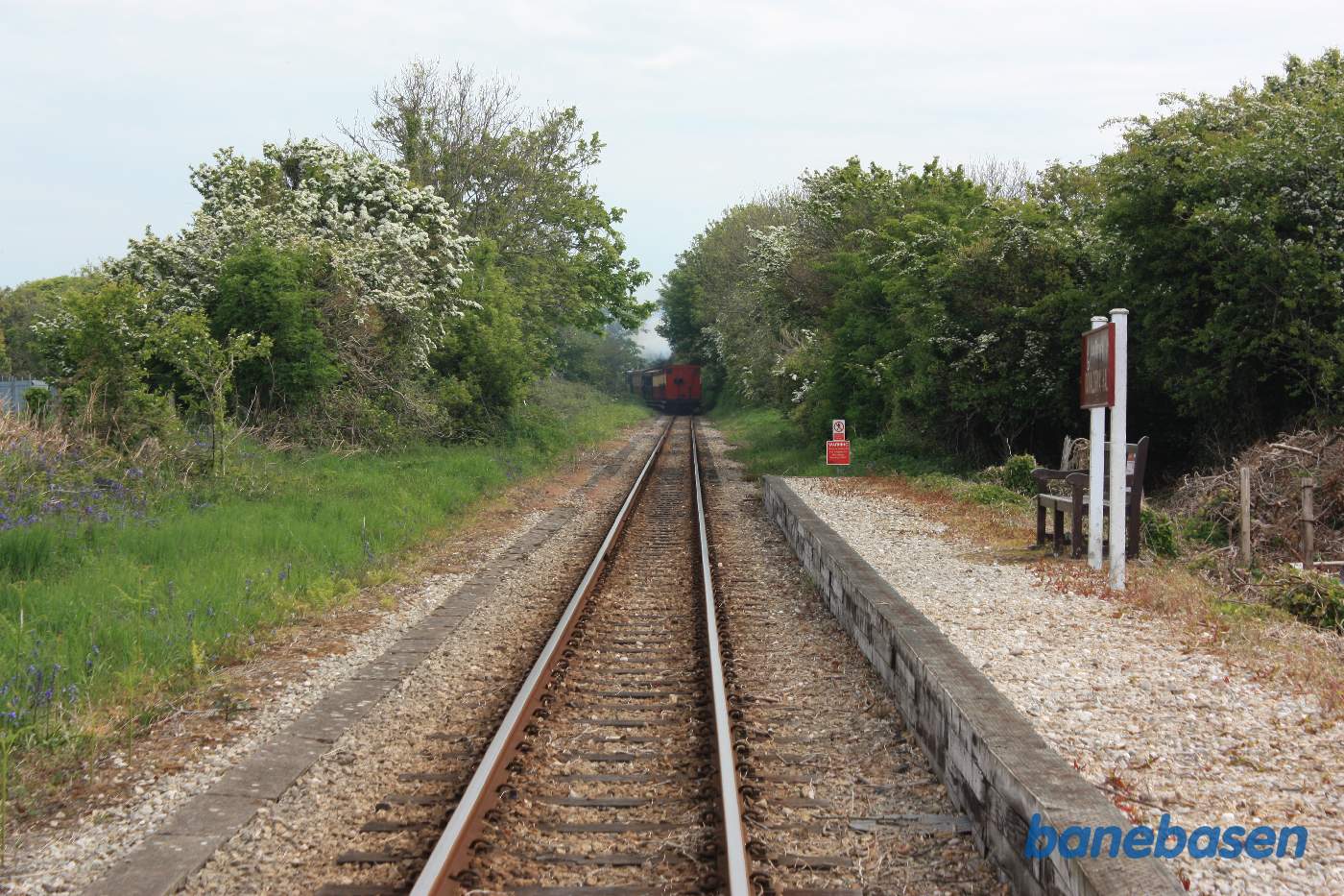 Persontoget suser videre i retning mod Douglas