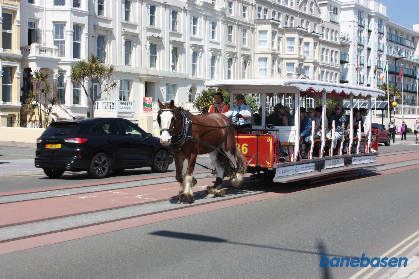 Hestesporvognen kommer kørende foran The Empress Hotel