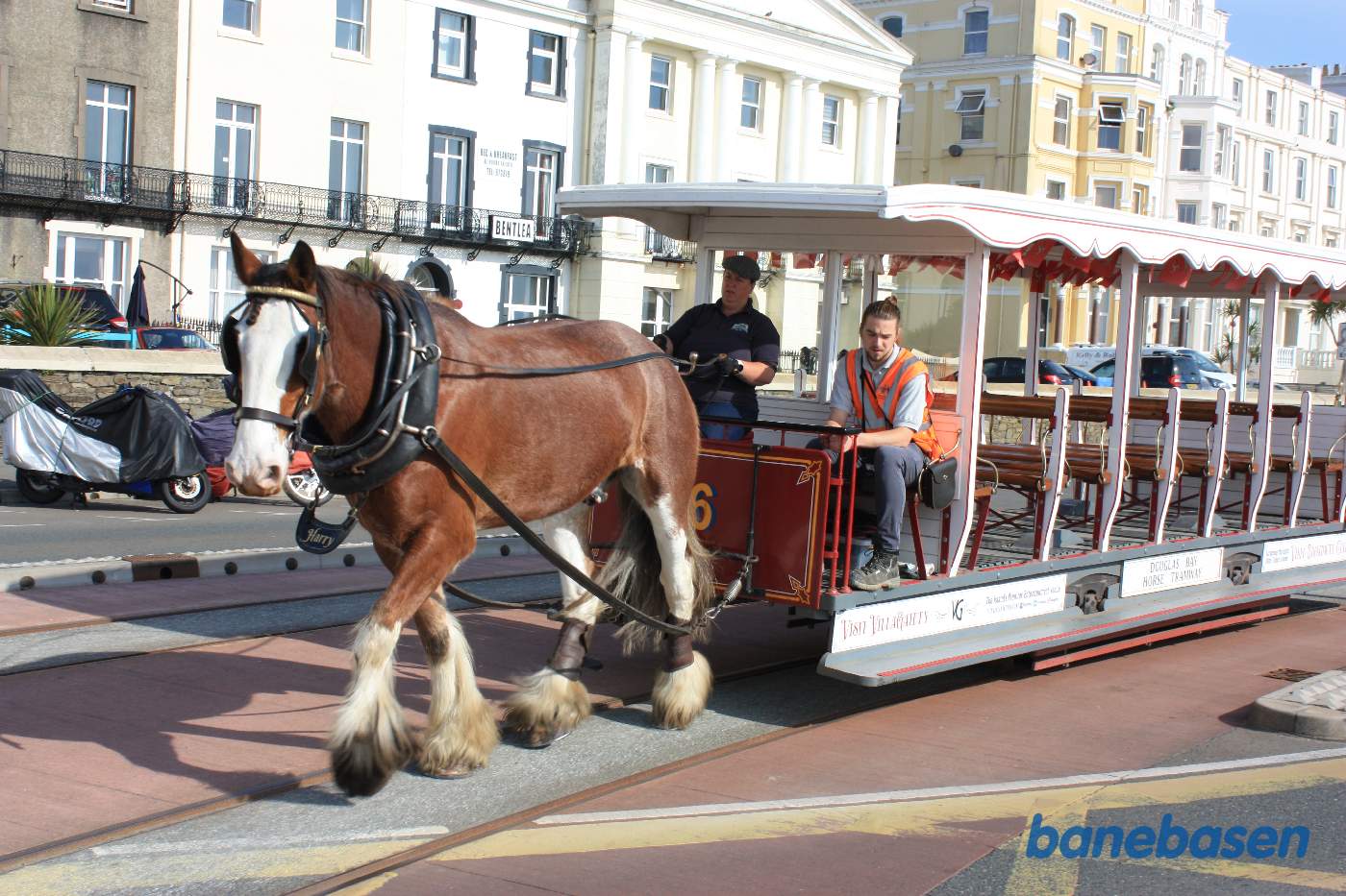 Sporvognen krydser over gaden