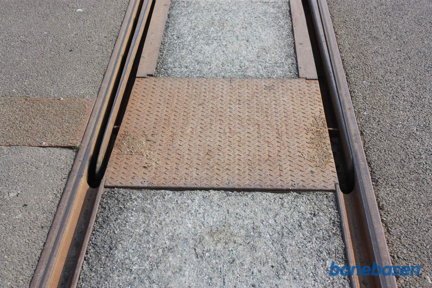 Sporskiftet i gaden. Sporskiftetungerne ligger ikke helt fra i venstre side