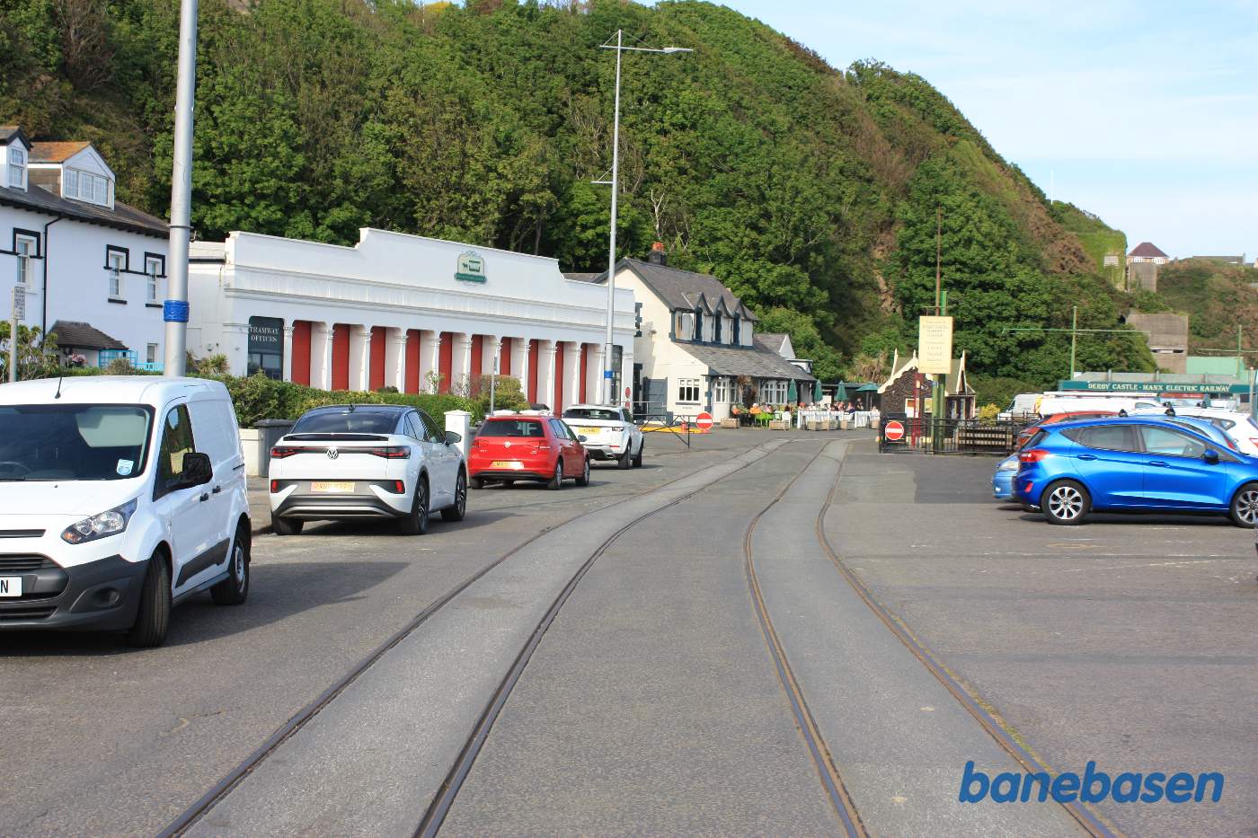 Hestesporvejen er dobbeltsporet hele vejen og starter ved Derby Castle Town. Sporvognsremise og museum er den hvide bygning med røde porte