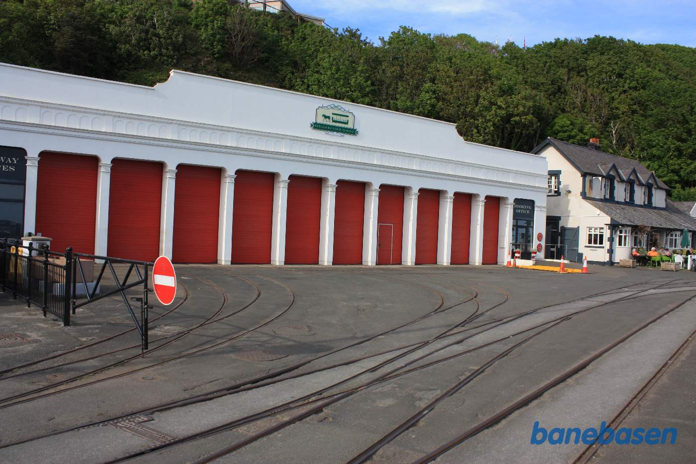 Sporvognsremise og museum er den hvide bygning med røde porte