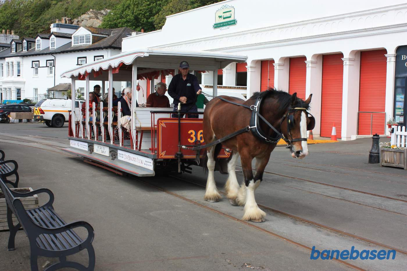 Hestesporvognen foran sporvejsremise og museum