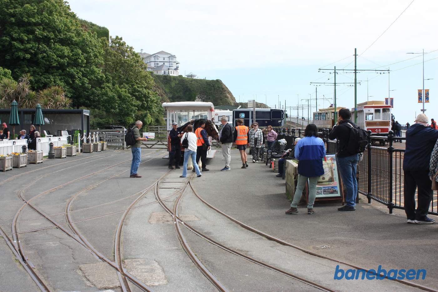 Sporvognen tømmes for gæster