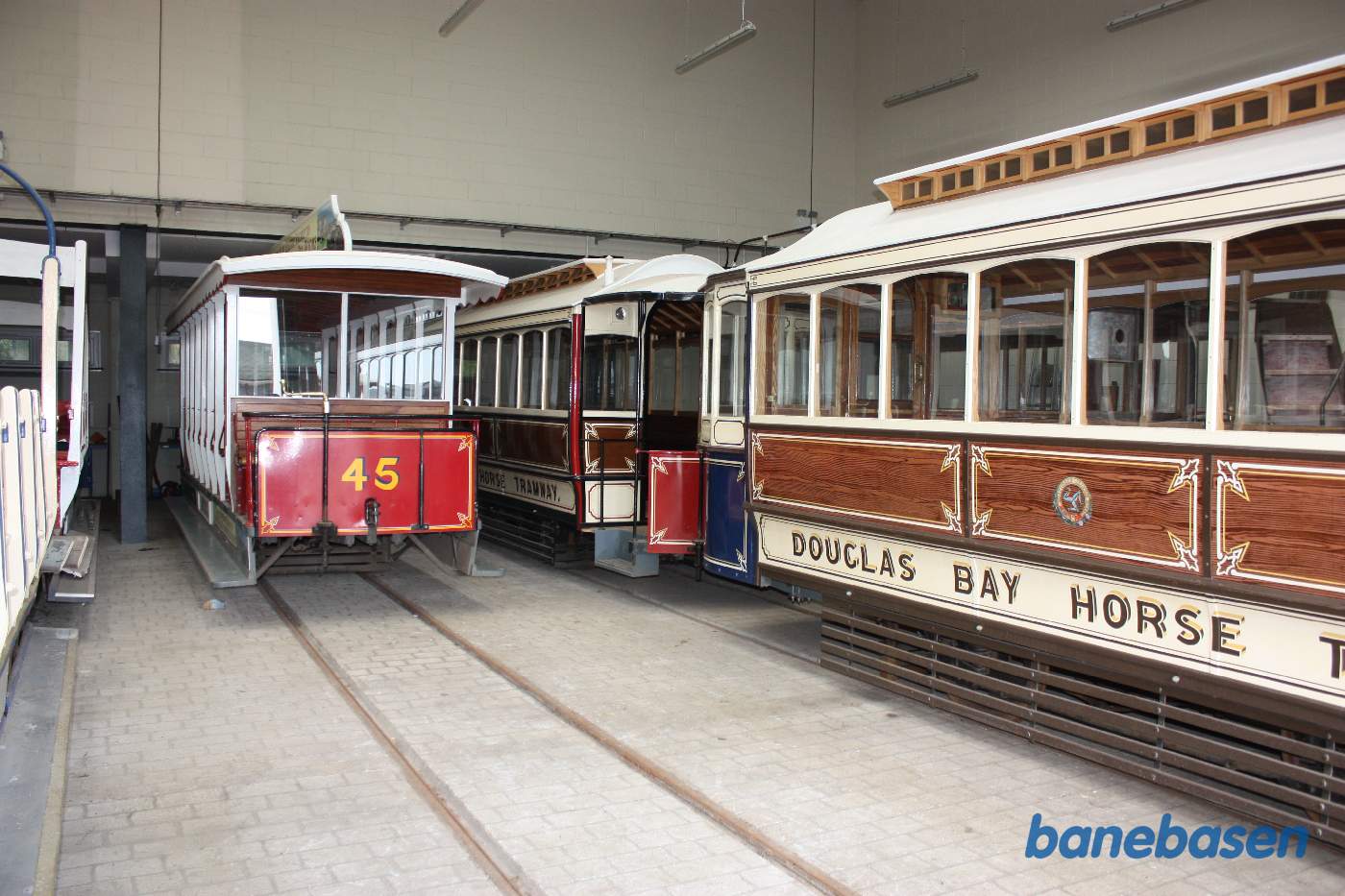 Et vue ud over de opstillede sporvogne i remisen / museet