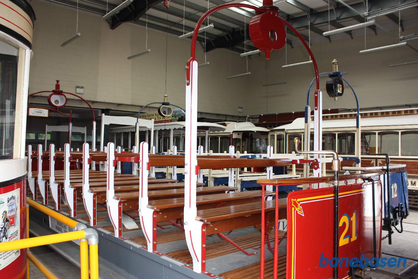 Et vue ud over de opstillede sporvogne i remisen / museet