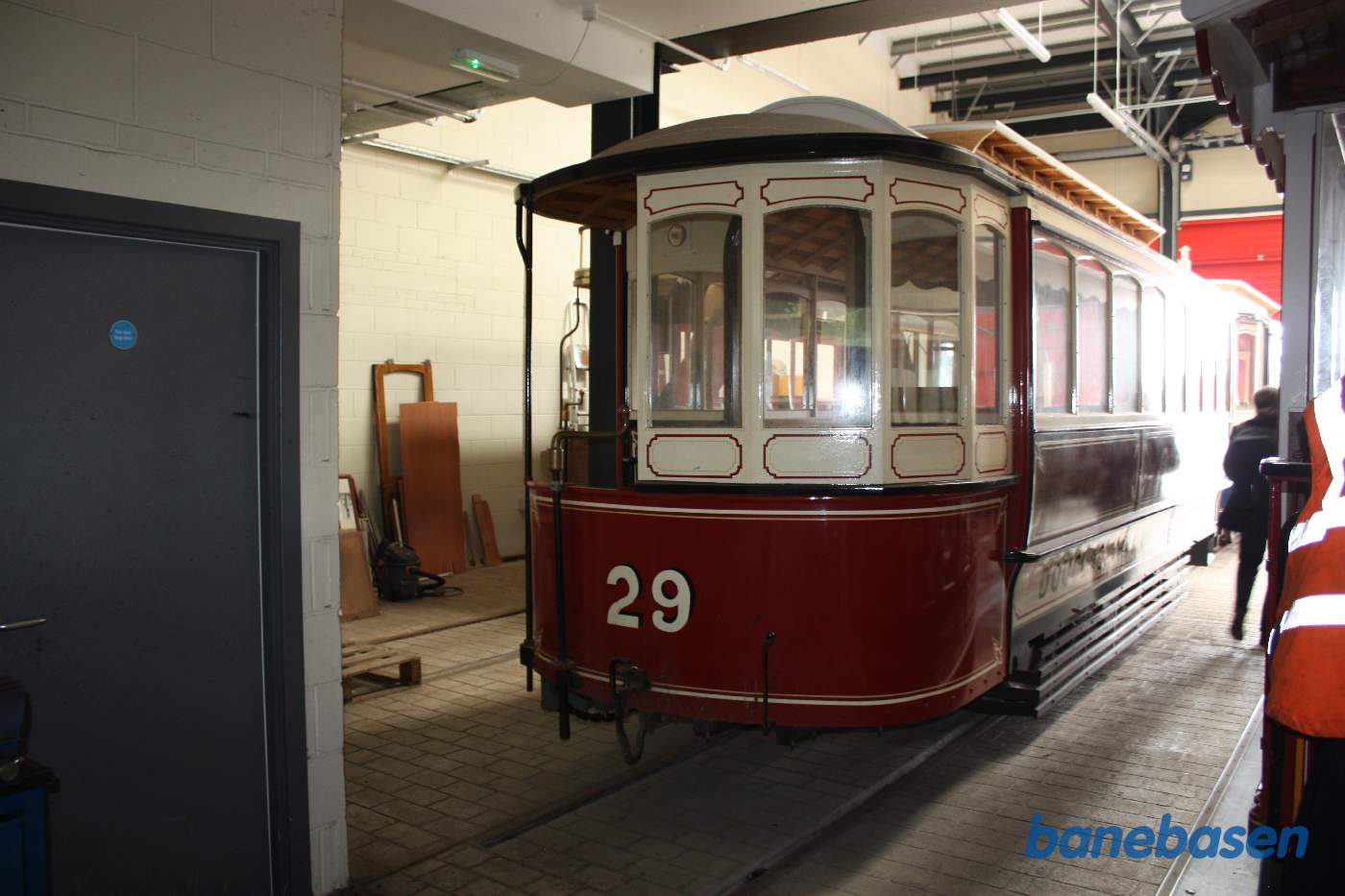 Et vue ud over de opstillede sporvogne i remisen / museet