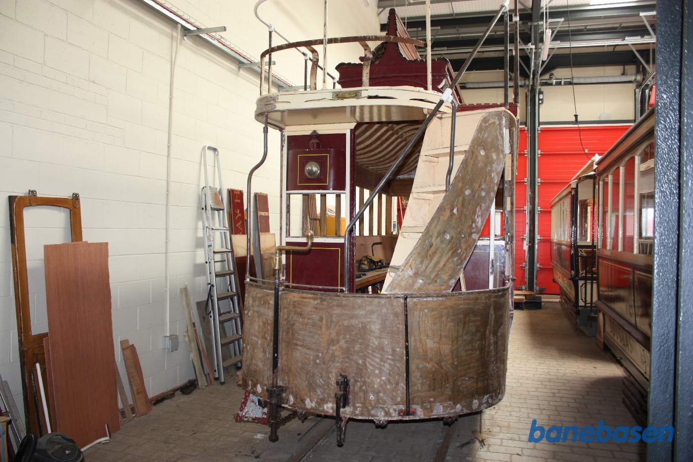 Dobbeltdækker sporvogn under restaurering