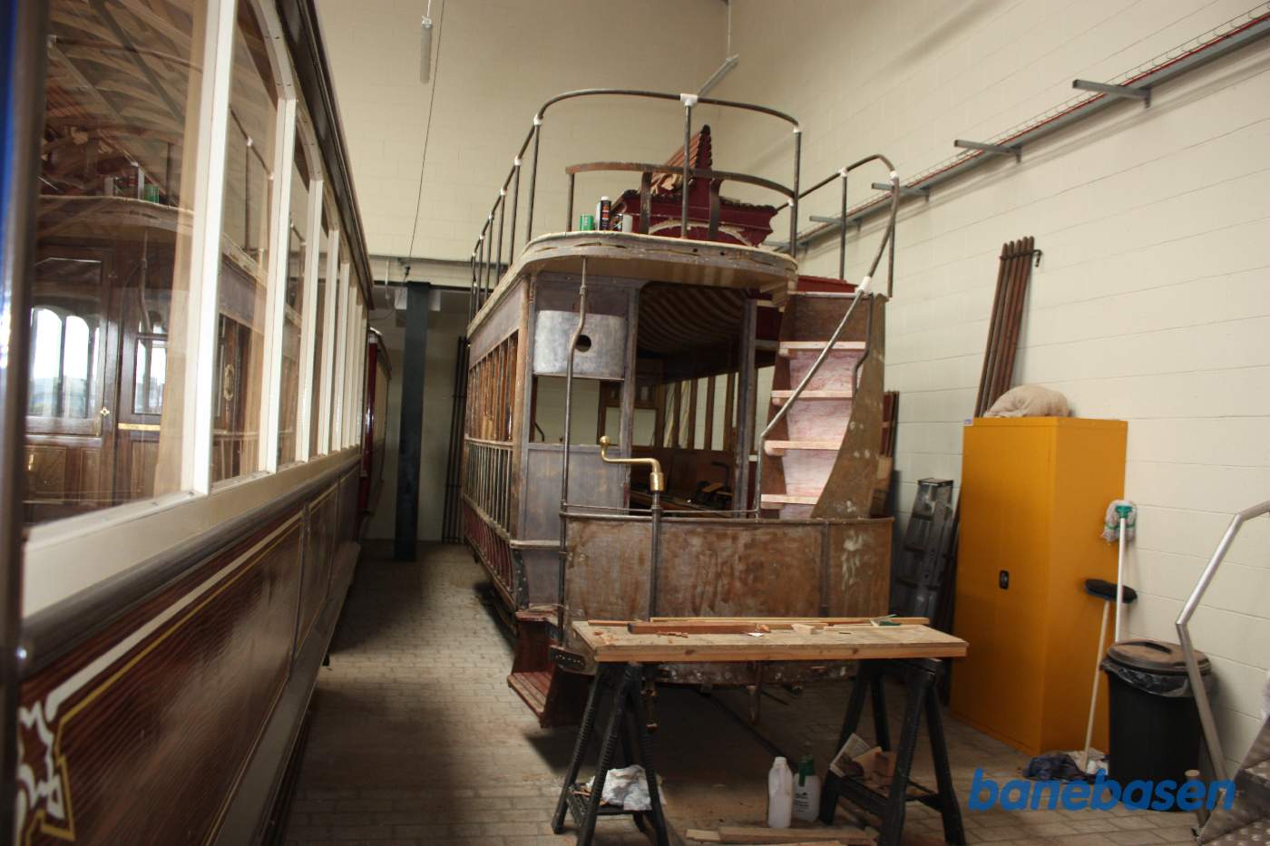 Dobbeltdækker sporvogn under restaurering