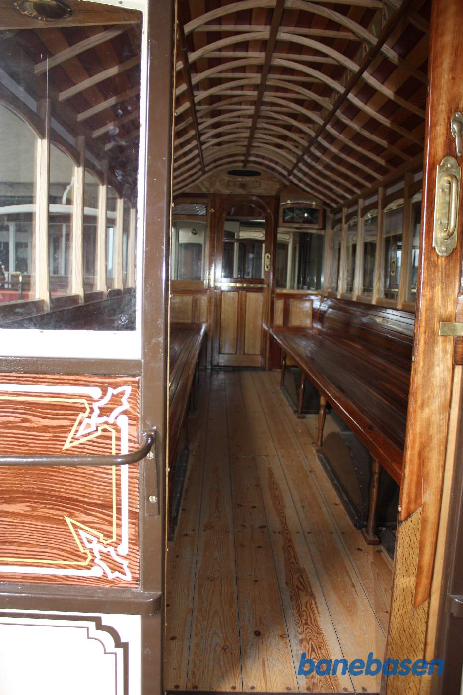 Billede af en lukket sporvogn indvendigt