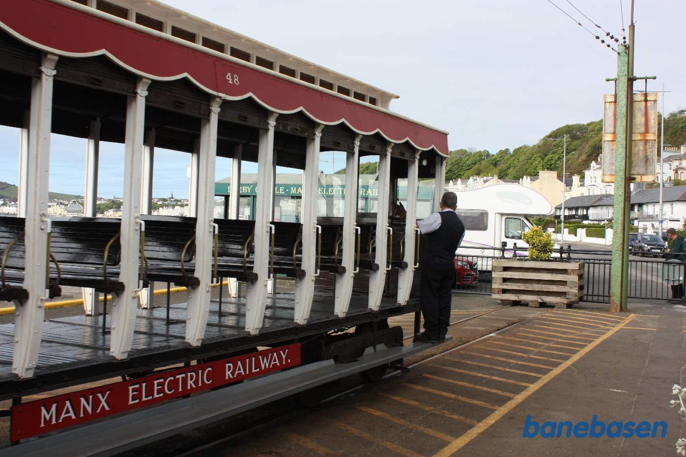 Sporvognen med den åbne bivogn rangeres til perron