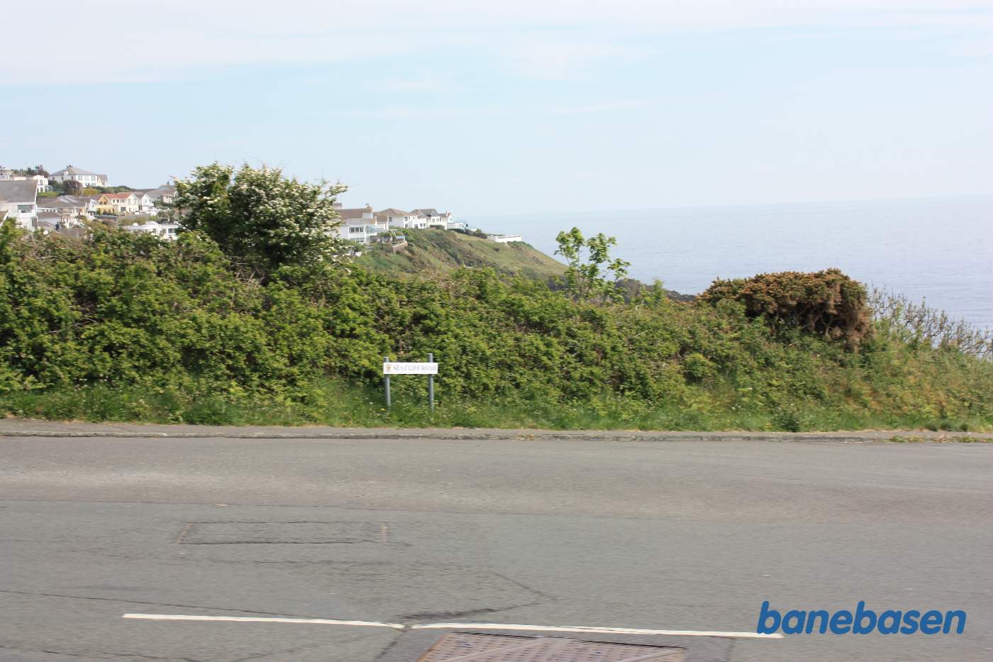 Sporvognen er på vej ud af Douglas. Det første stykke vej løber vejen og banen langs kysten