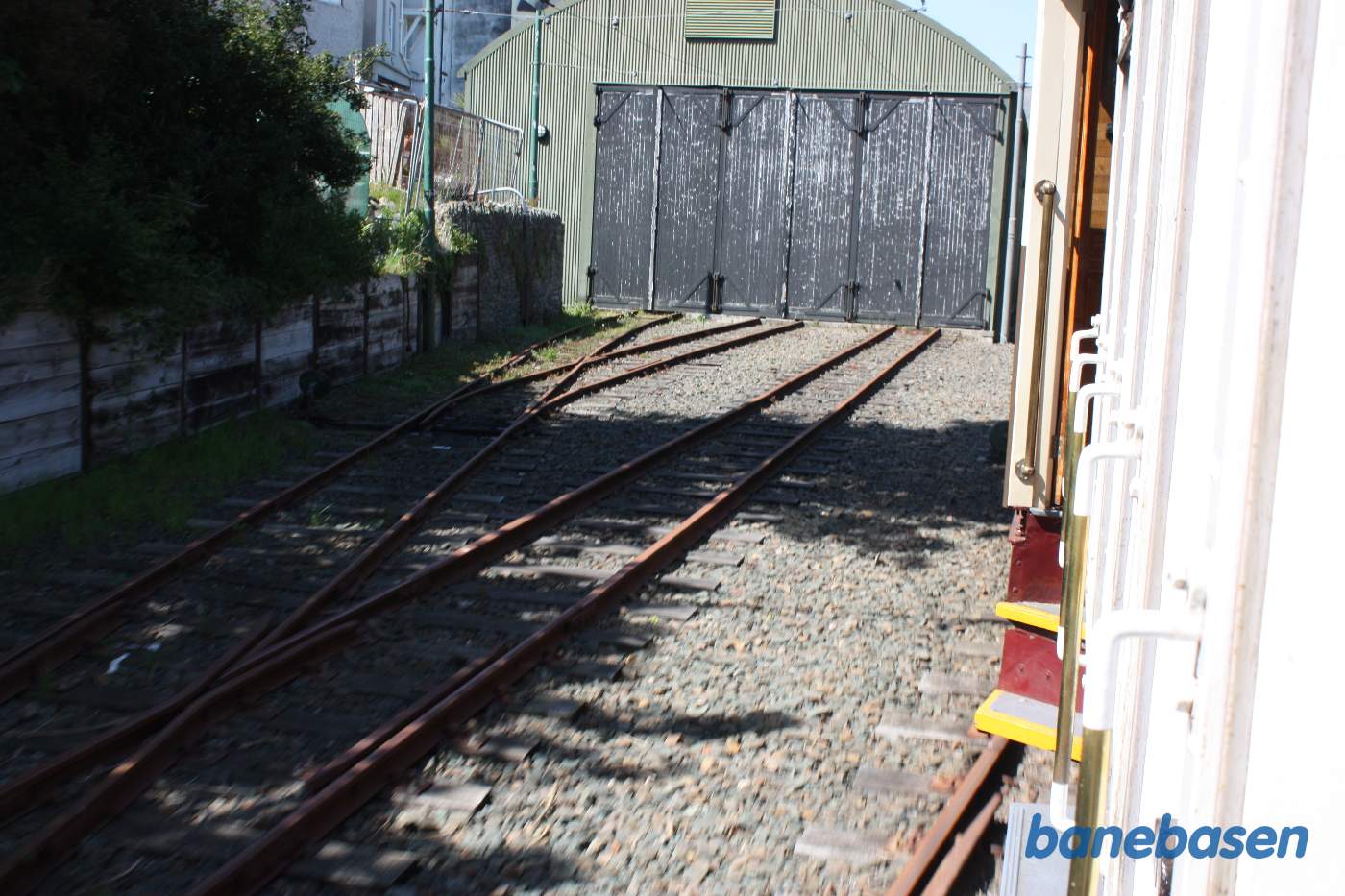 Vi nærmer os Laxey. Der er en vognhal lige inden stationen