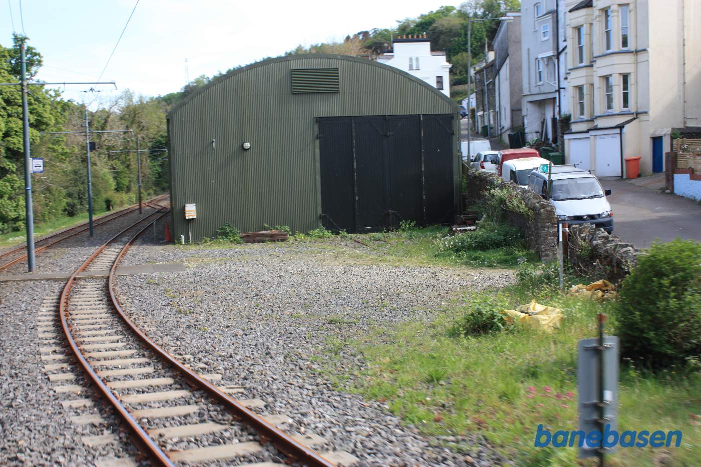 Vi nærmer os Laxey. Der er en vognhal lige inden stationen