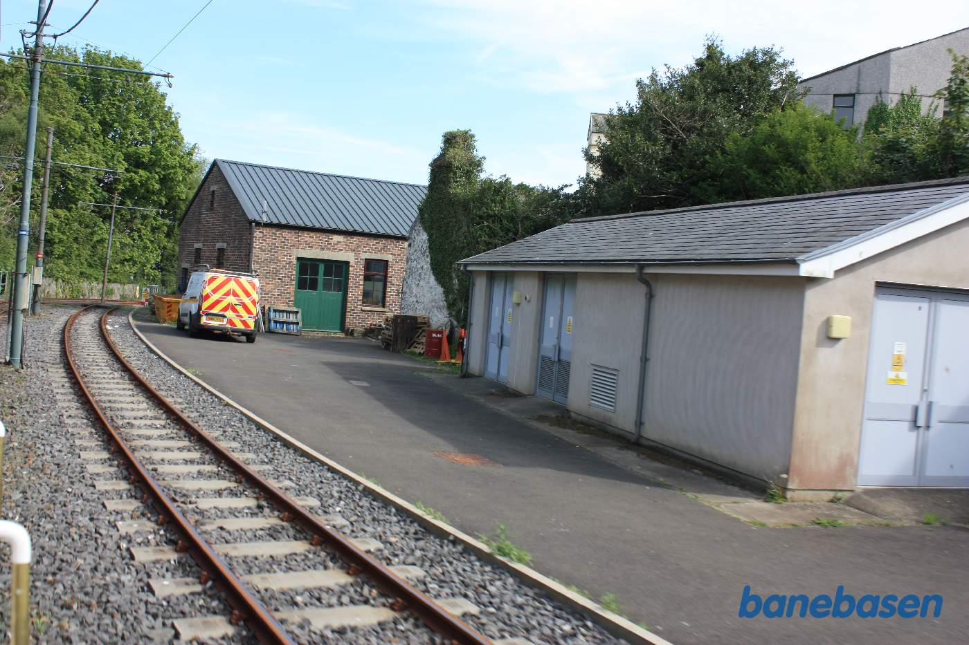 Vi nærmer os Laxey. Der er et værksted lige inden stationen