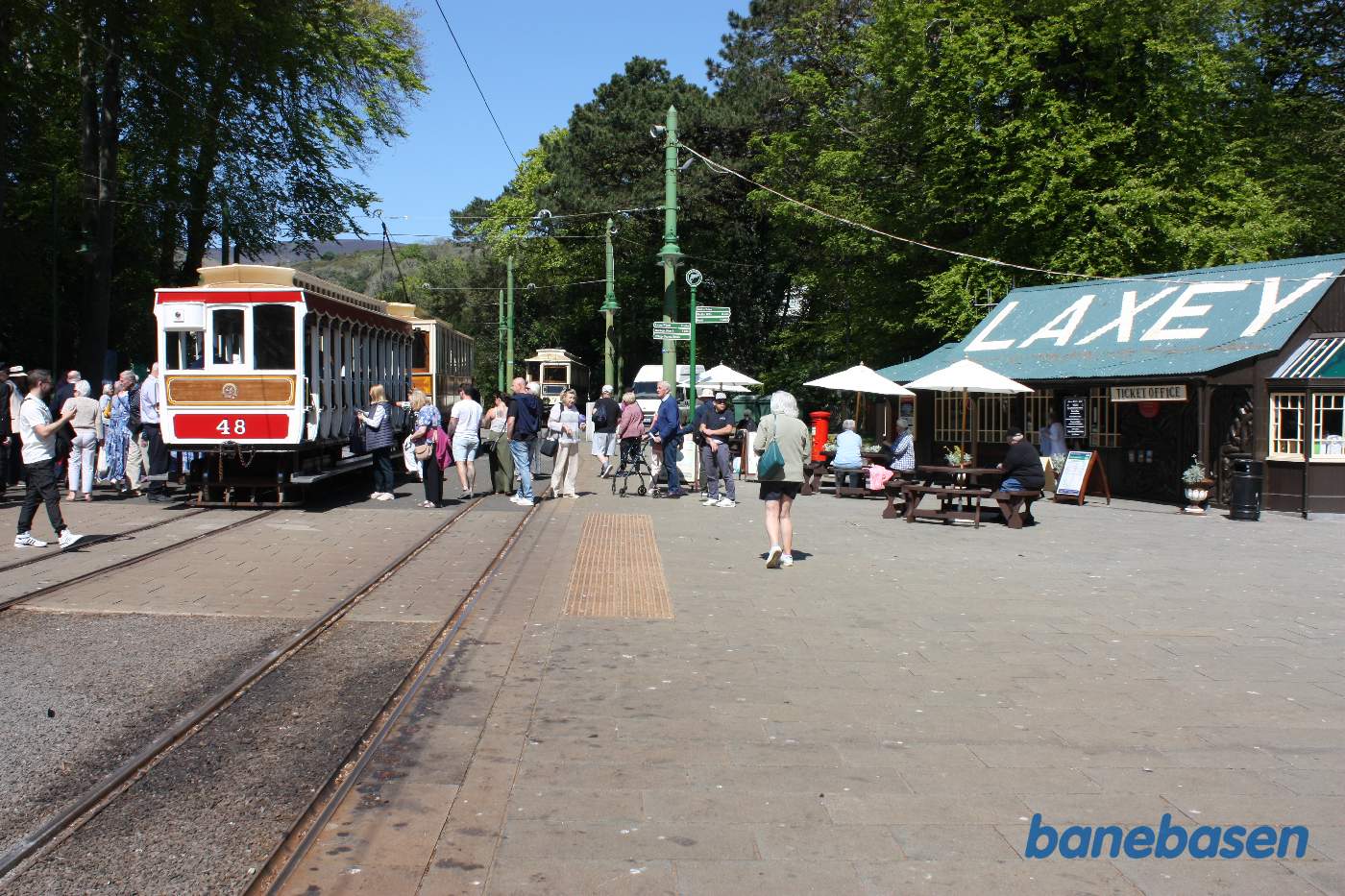 Sporvognen holder på Laxey station, hvor folk kan skifte sporvogn. Stationsbygningen med Café inde til højre