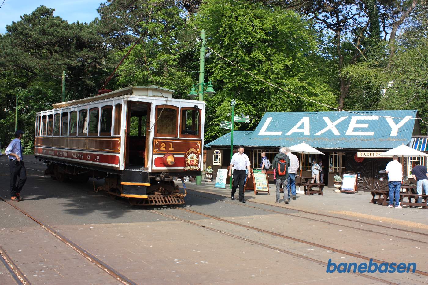 Sporvognen holder på Laxey station, hvor folk kan skifte sporvogn. Stationsbygningen med Café inde til højre