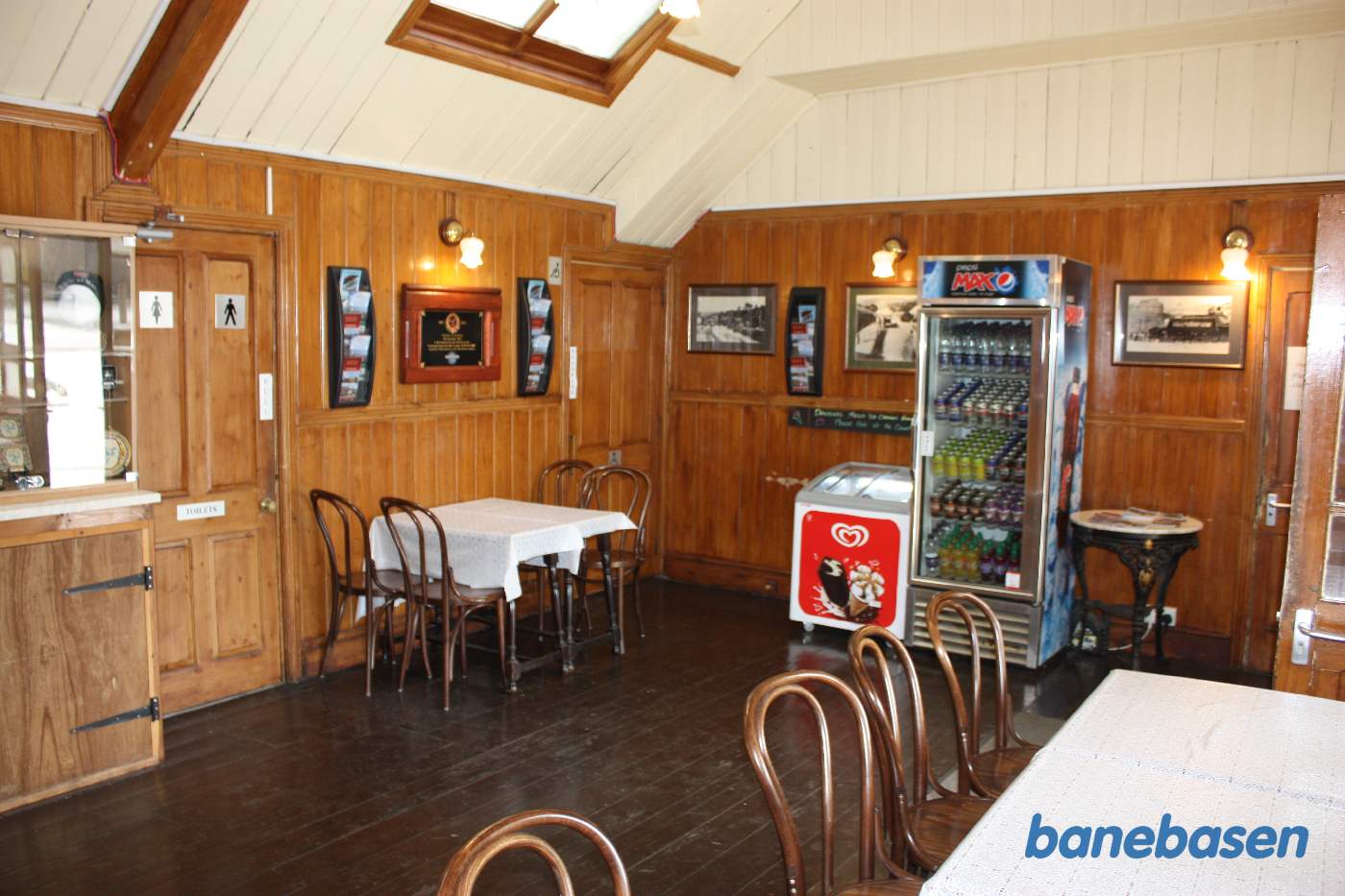 Stationsbygningen set indefra