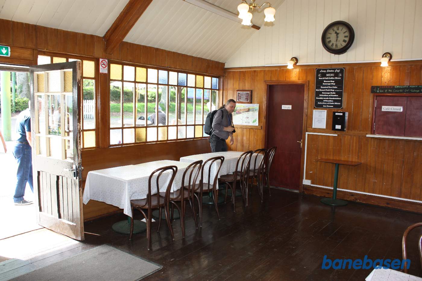 Stationsbygningen set indefra