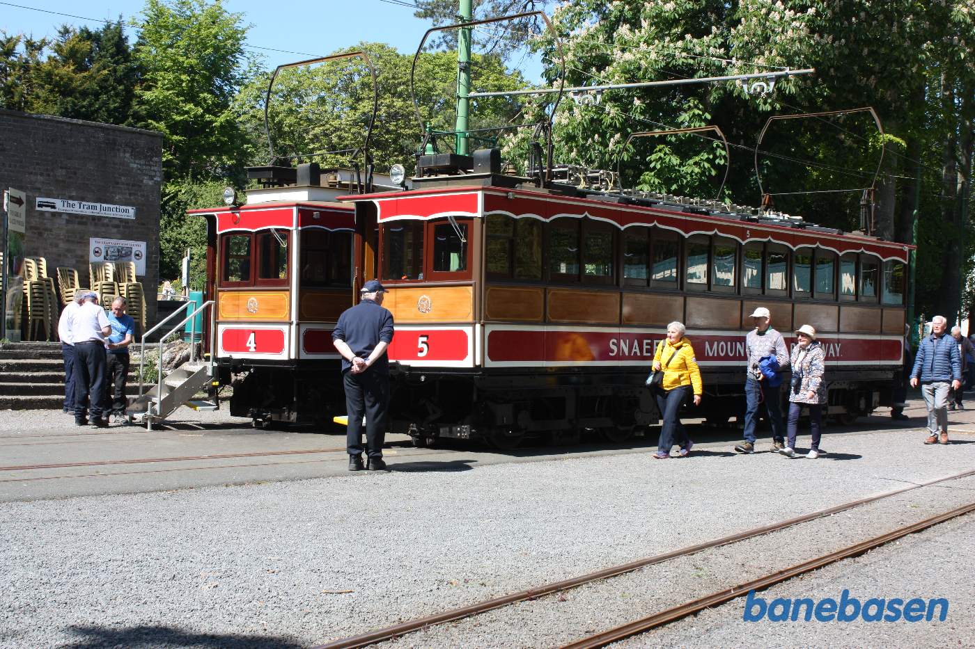 2 sporvogne holder klar til at køre op på Snaefell bjergtoppen