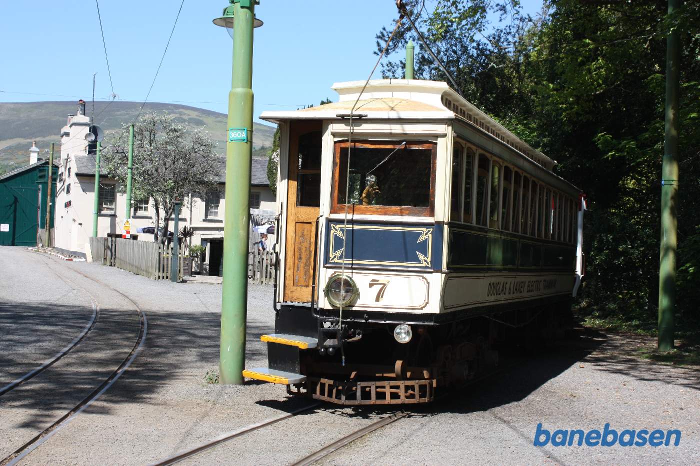 En ældre sporvogn holder i sidesporet