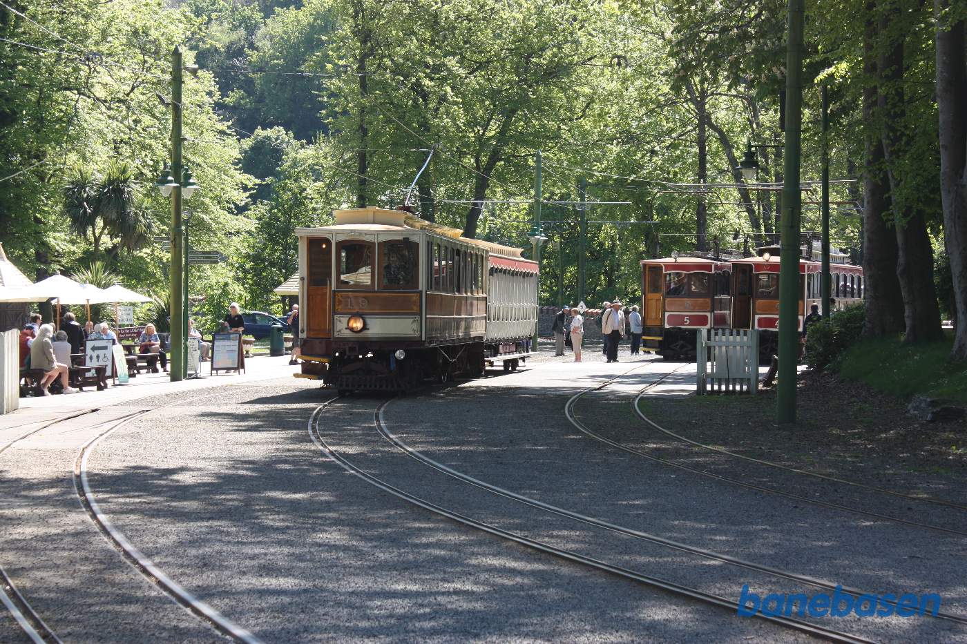 En sporvogn på vej ud af stationen i retning mod Ramsey