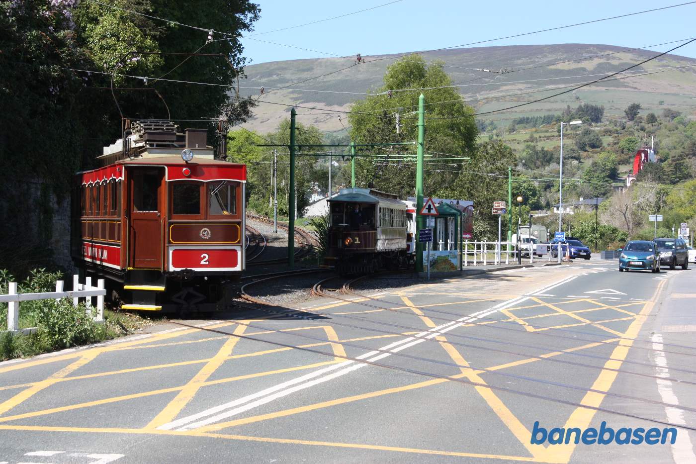 2 sporvogne på vej ind på stationen