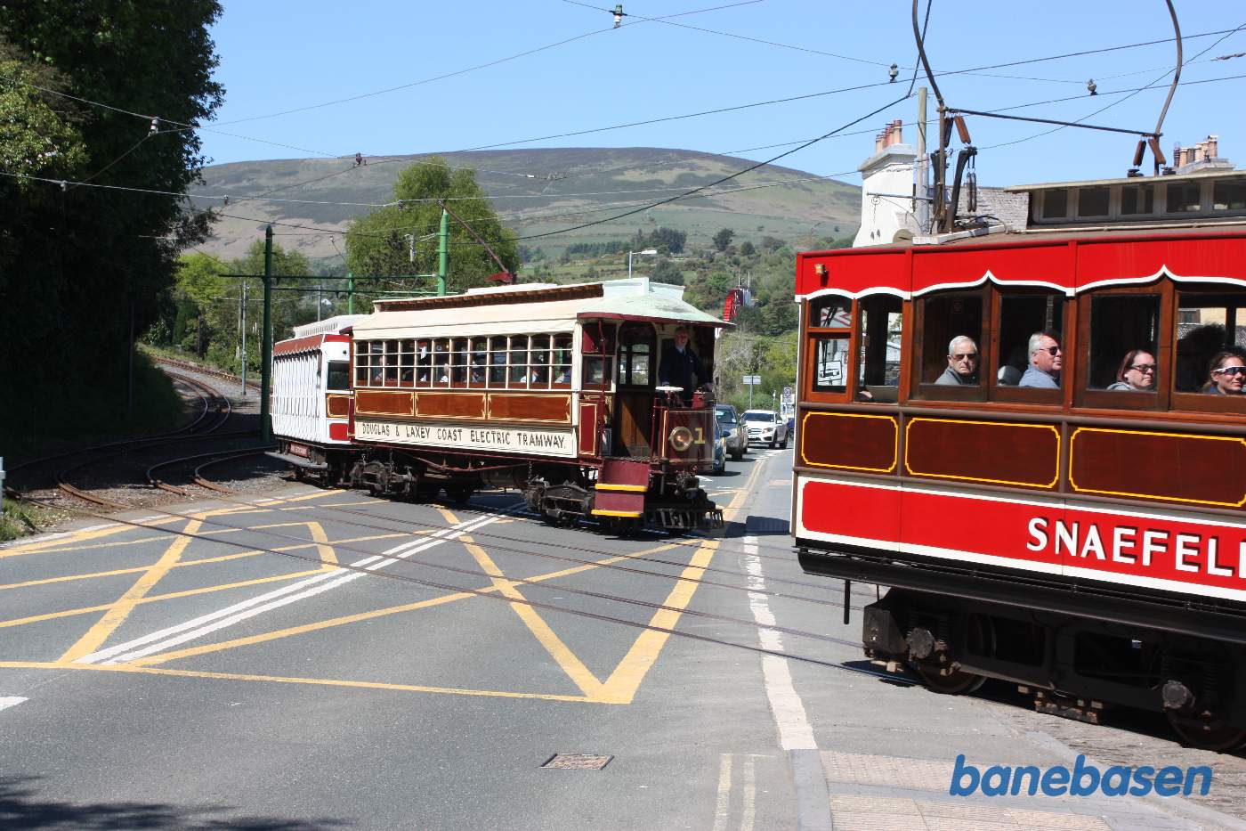 2 sporvogne på vej ind på stationen