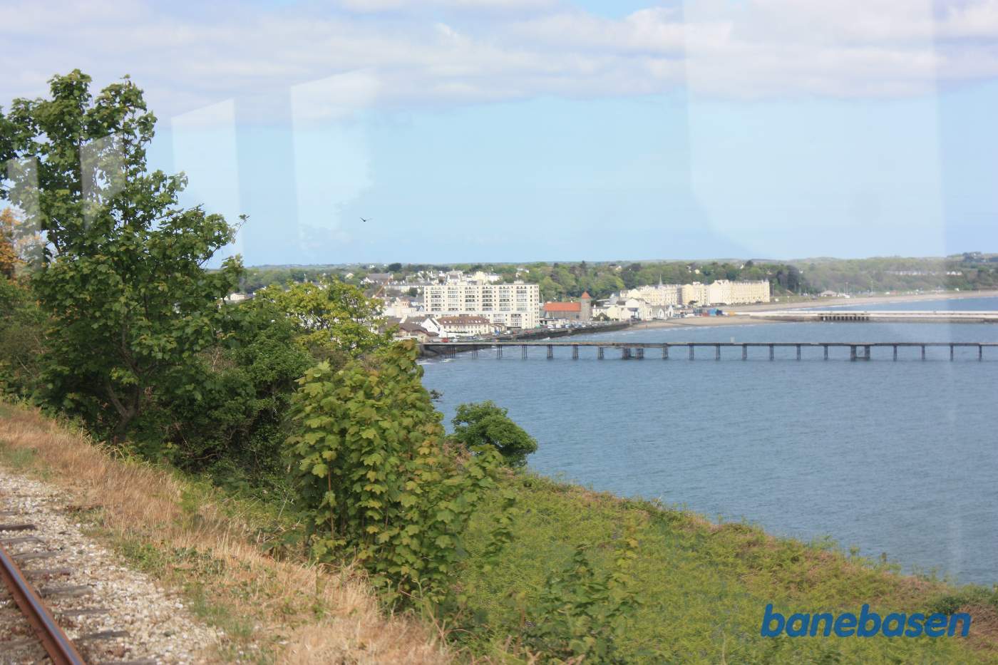 Lige inden Ramsey ses den meget lange anløbsbro ude i havet, The Pier