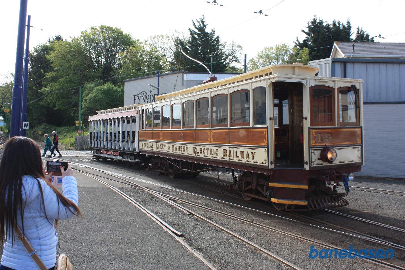 Motorvognen skubber bivognen op ad den lille bakke