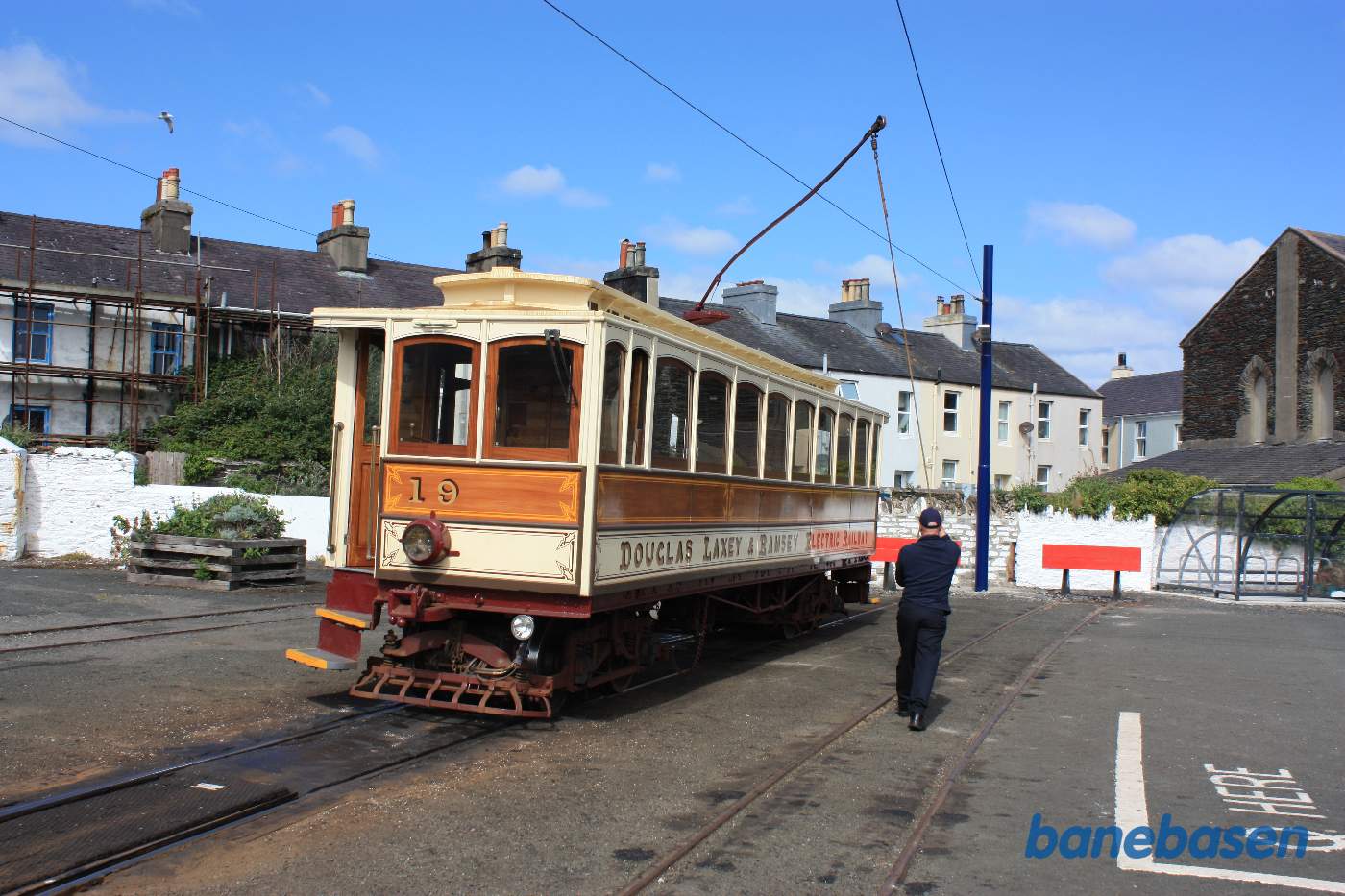 Motorvognen kører væk og bivognen triller selv ned ad den lille bakke