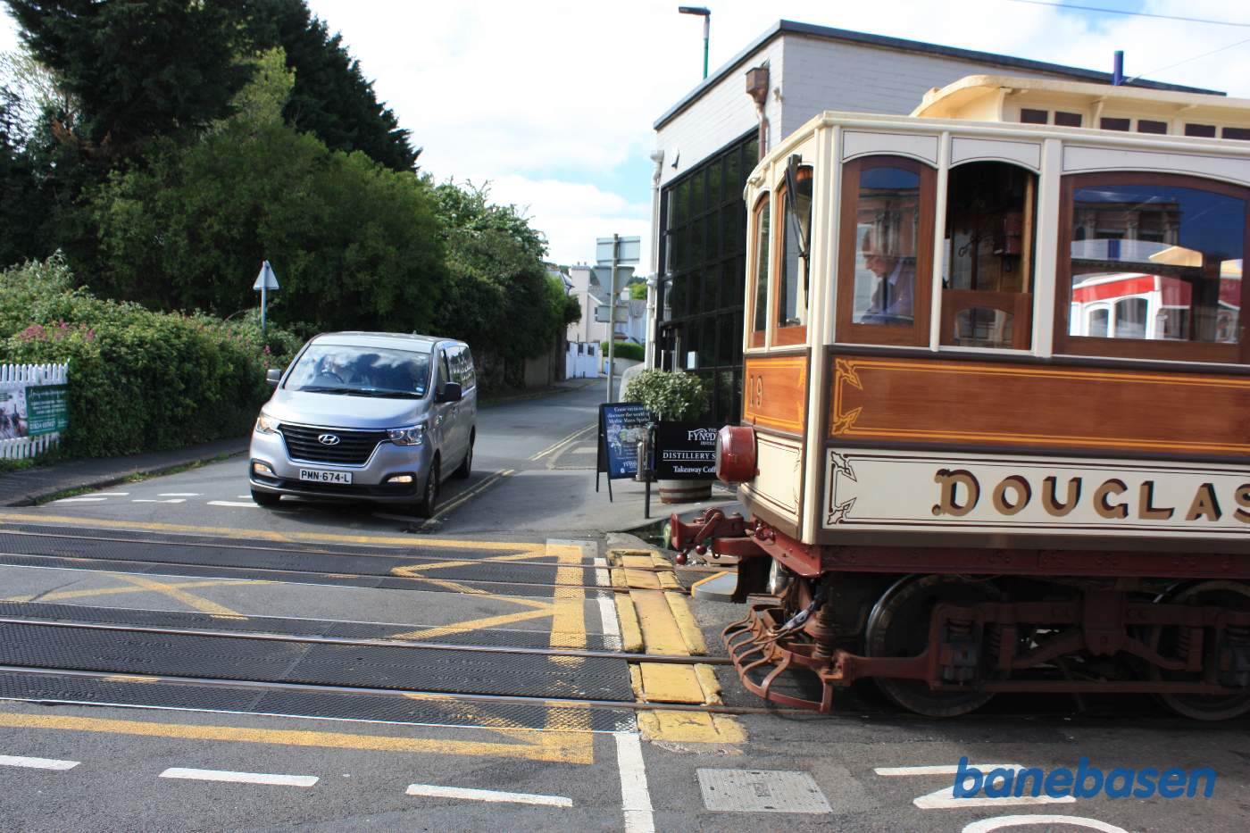 Motorvognen er kørt op på siden af bivognen