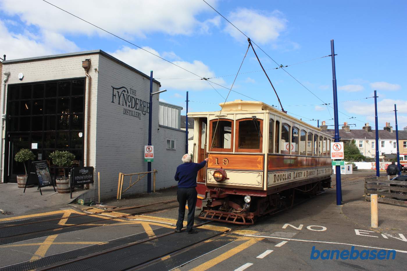 Motorvognen afventer at bivognen er kommet ned i bund af sporet