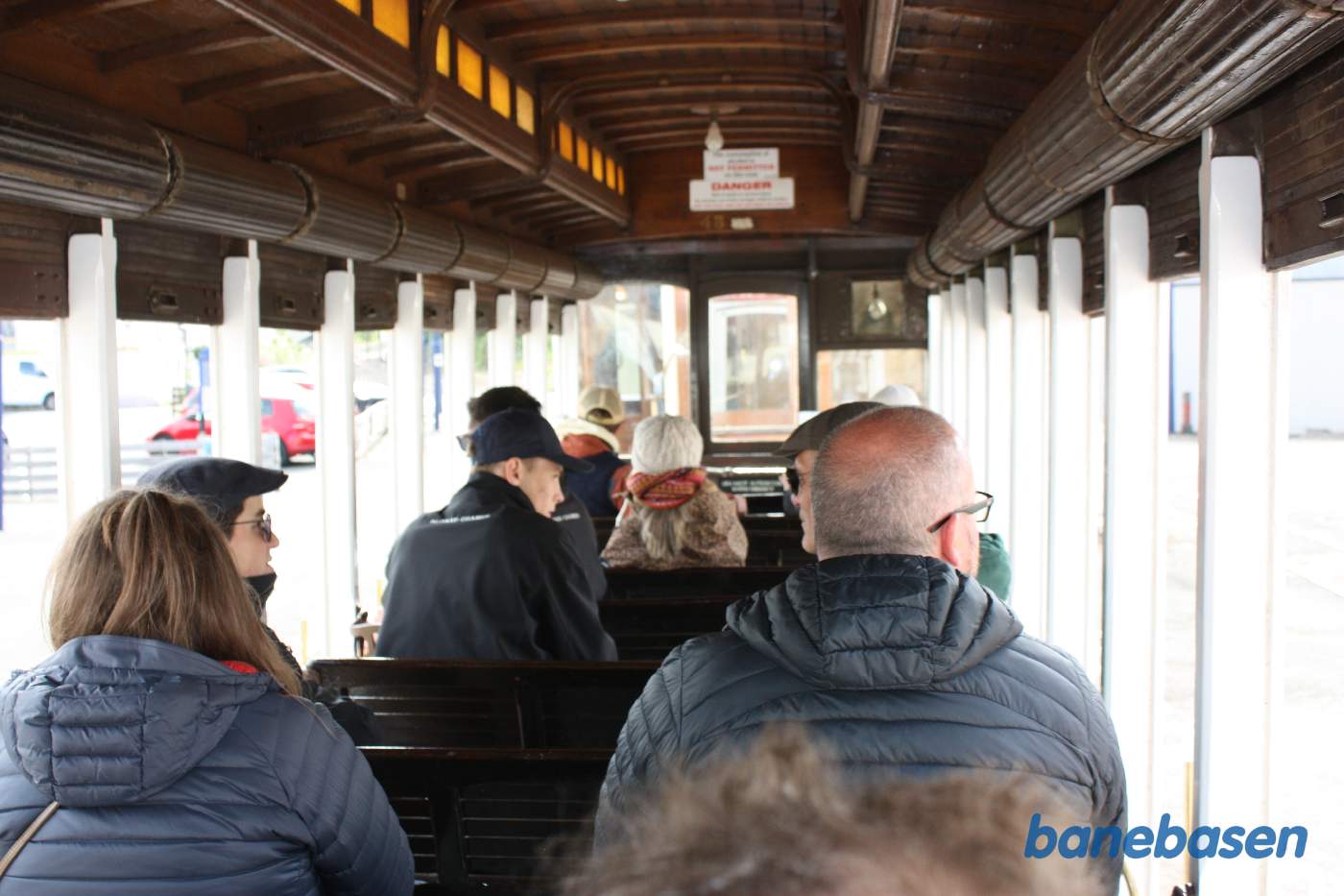 Passagererne sidder klar i den åbne bivogn for at køre tilbage til Douglas