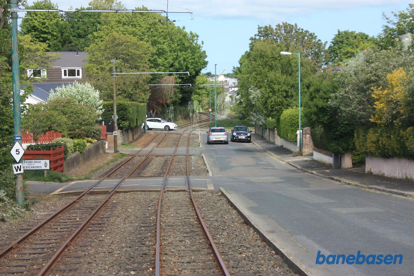 Den dobbeltsporede sporvej løber parallelt med vejen